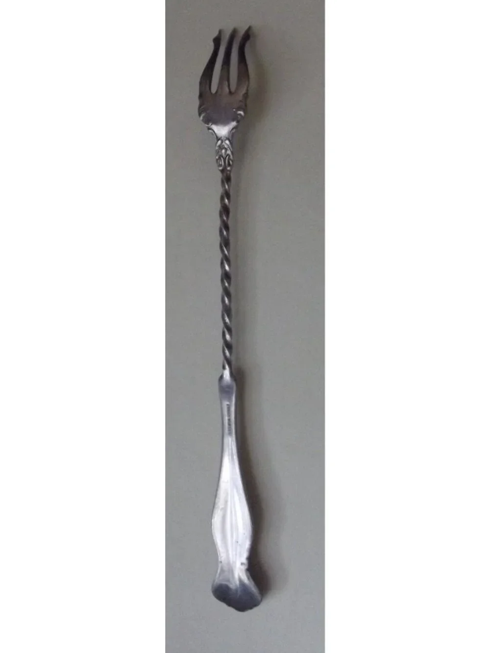 Wm Rogers Mfg Co EXTRA PLATE Serving Fork 8-1/8” long olive pickle